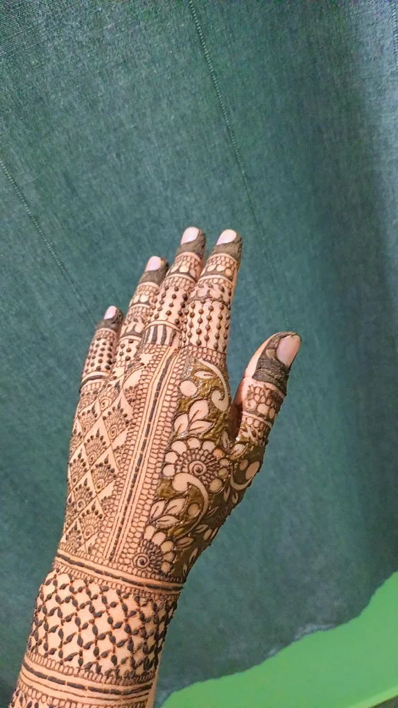Zaiba mehendi artist and nail artist chitradurga