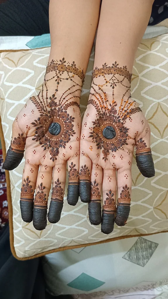 SHANNU MEHENDI ARTIST